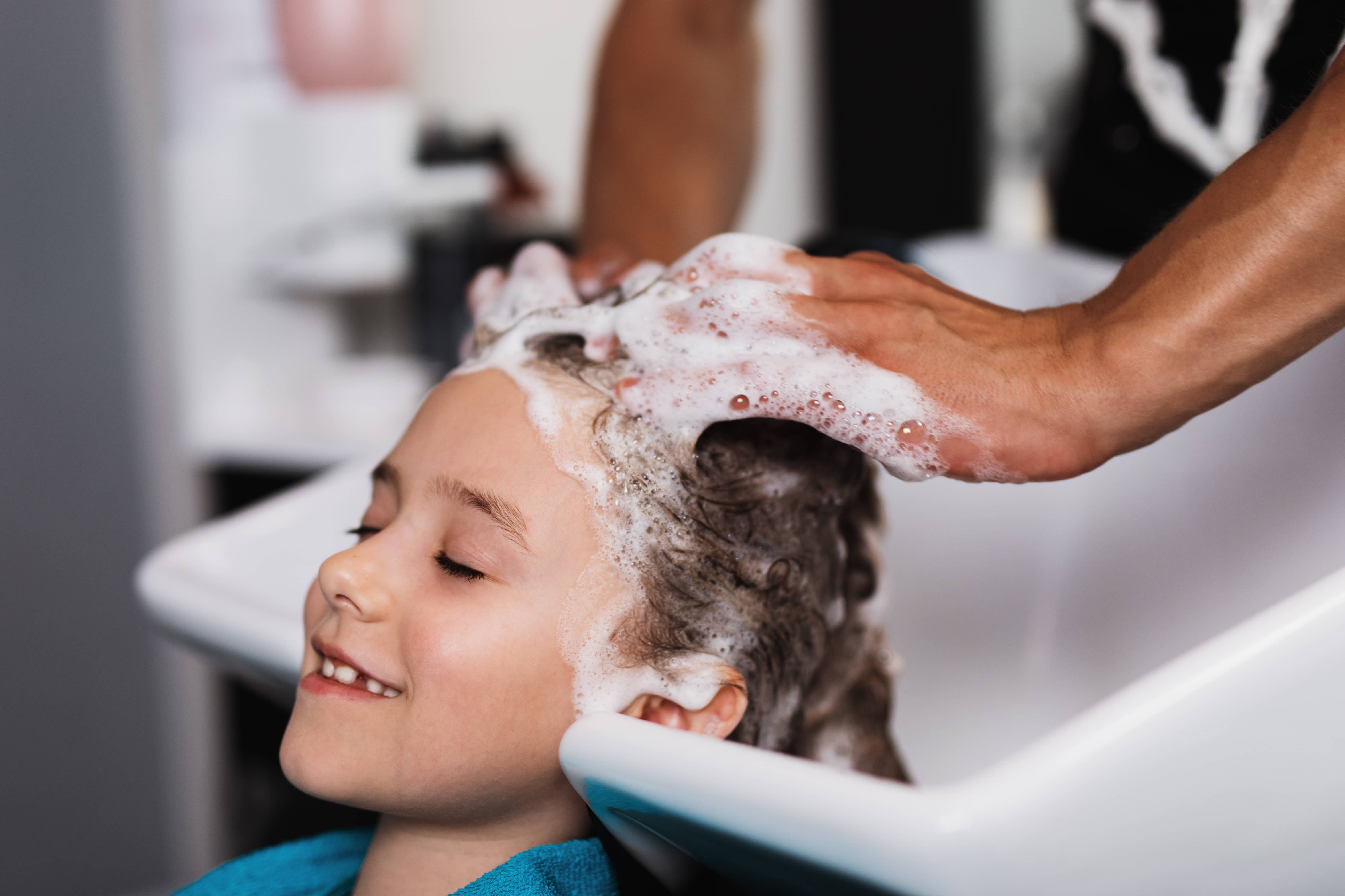 Petite fille à qui on lave les cheveux