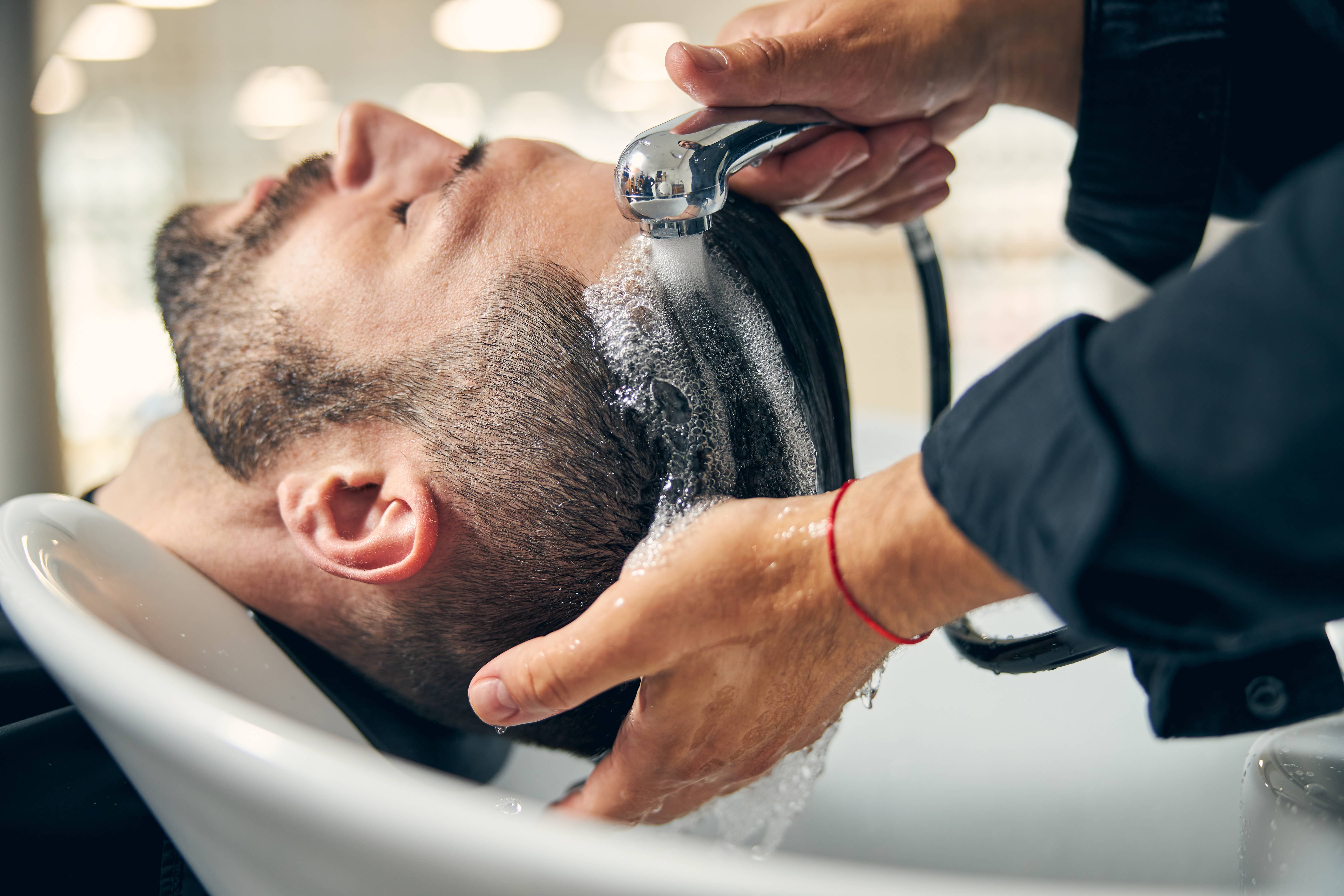 Homme à qui on lave les cheveux