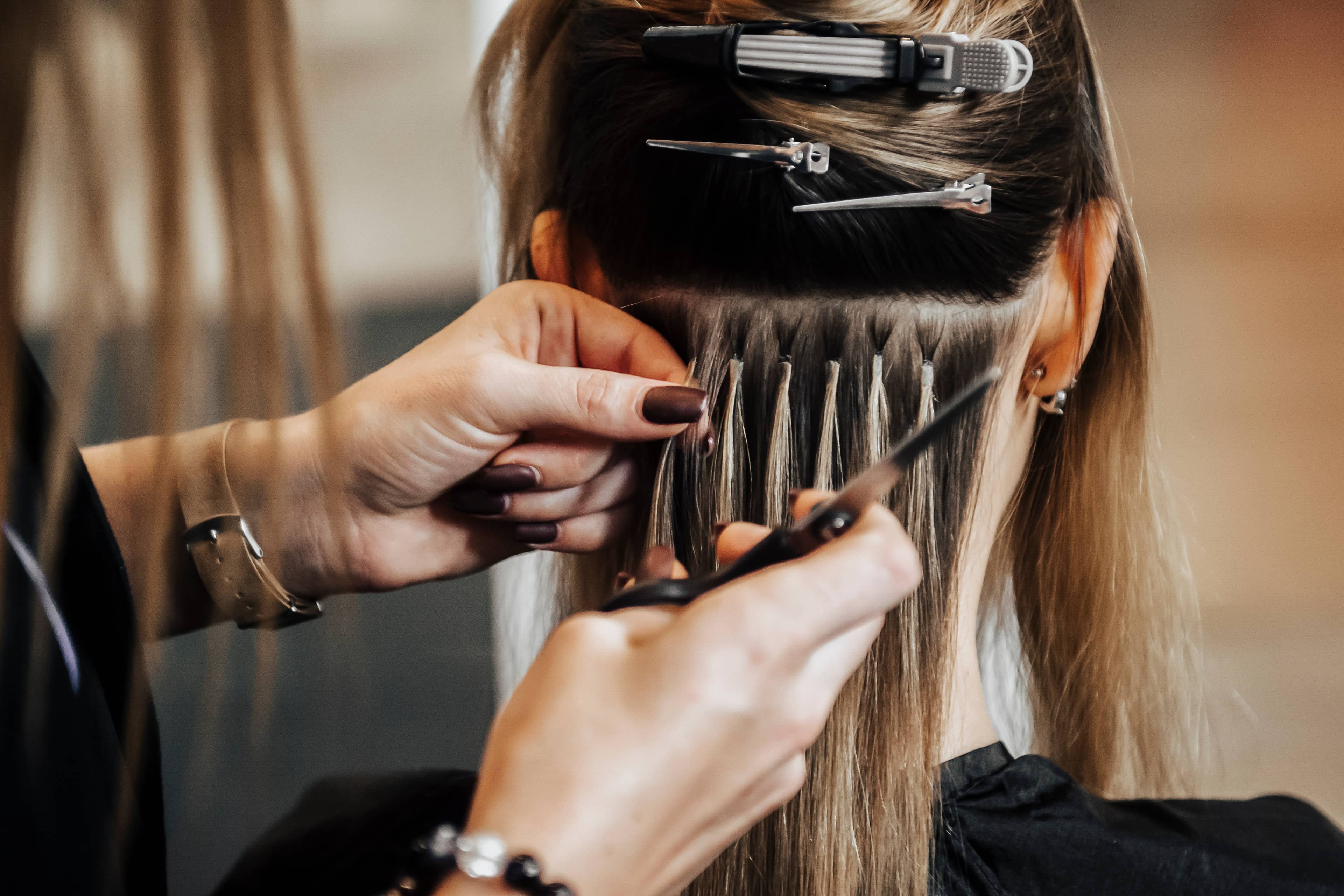 Femme à qui on pose des extensions